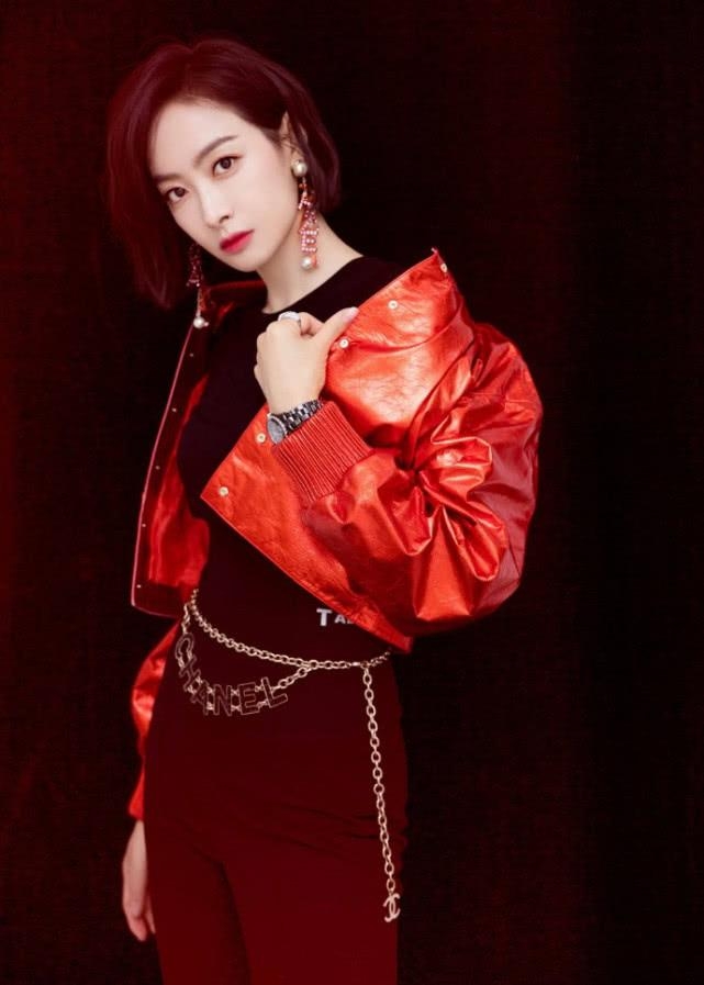 《下一站传奇》里宋茜换第五套造型,穿皮衣配