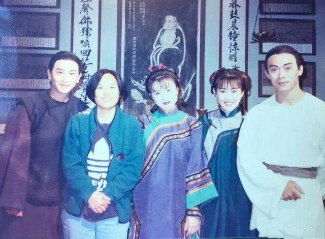 梁小冰回忆拍戏往事，演员待遇差也敬业，服化道具至今不落伍！