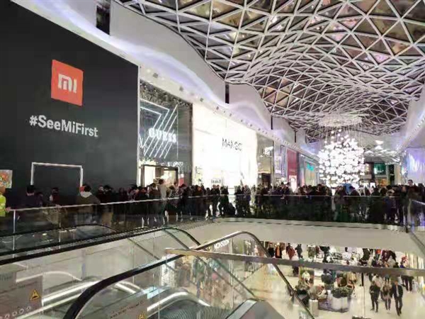 小米英国售价授权店开业：当地米粉排长龙 疯狂抢购