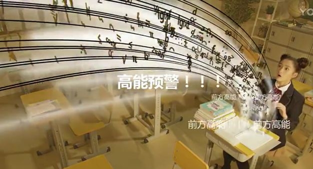 关晓彤这造型是从合影中抠出来再p上去的吗？
