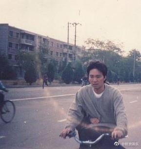周星驰25年前在街头骑自行车,他一脸烦躁,朱茵在后座笑得很甜蜜