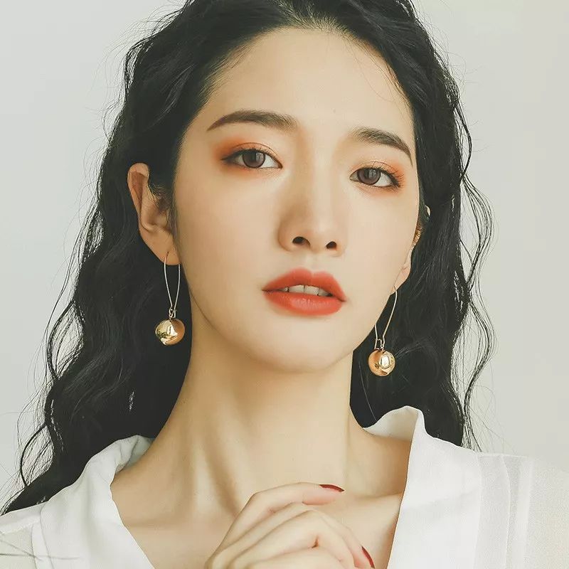 ⊙ 我没有打瘦脸针,我只是戴了金属球耳环!