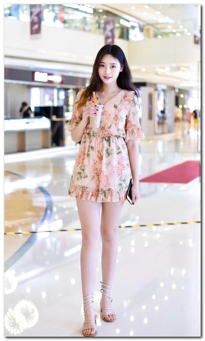 美女街拍:粉红的抹胸裙修长的大腿如初恋般的肌肤,你喜欢吗?