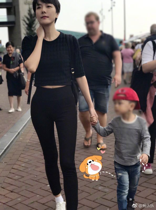 汪涵儿子小沐沐和妈妈郊游，杨乐乐的牛仔裤亮了！