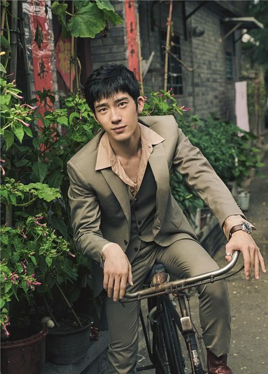 井柏然穿灰色西装,内搭条纹高领,高瘦的井宝穿