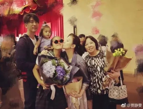 生完2个孩子才办婚礼，嫁小9岁老公，她逆袭了