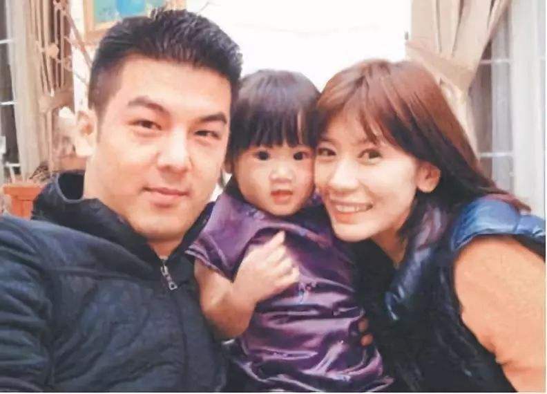 贾静雯的大女儿晒照乘坐经济舱，网友：太像爸爸了！