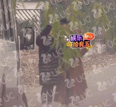 周一围奶茶事件后与朱丹十指紧扣秀恩爱，网友：明显摆拍！