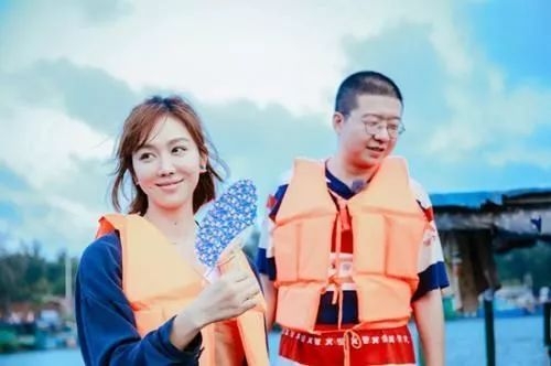 李小璐闺蜜被新浪封杀，禁上热搜！拼命整容上综艺，还是没红