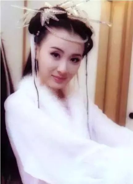 为配鲜肉男又去整，脸僵下巴歪，强行凹少女人设