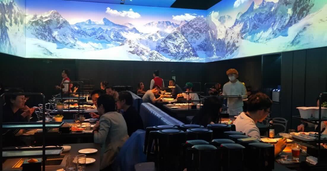 原创探秘海底捞智慧餐厅:机器人配菜洗碗送餐