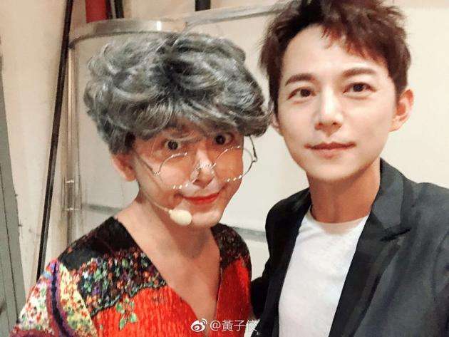 李湘大S罕见同框，修图后的两人整整年轻十岁，网友：大S的脸是凹的