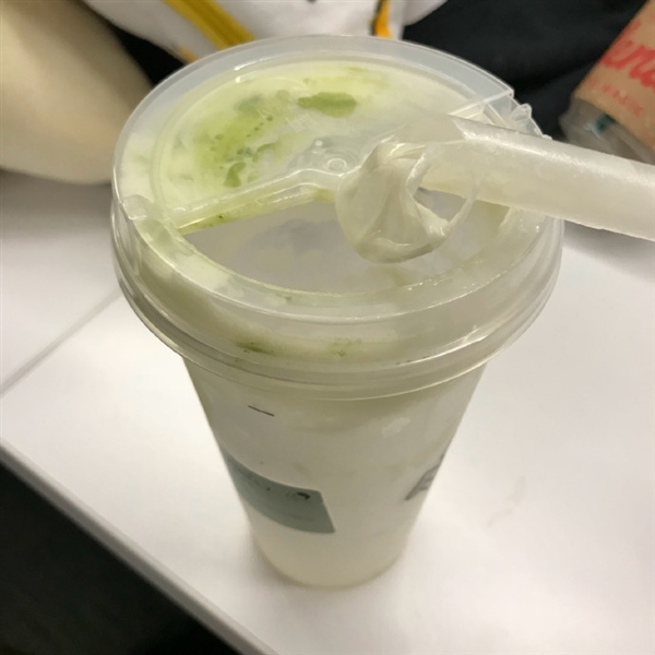 网友称喜茶中现套装异物：喜茶、饿了么回应
