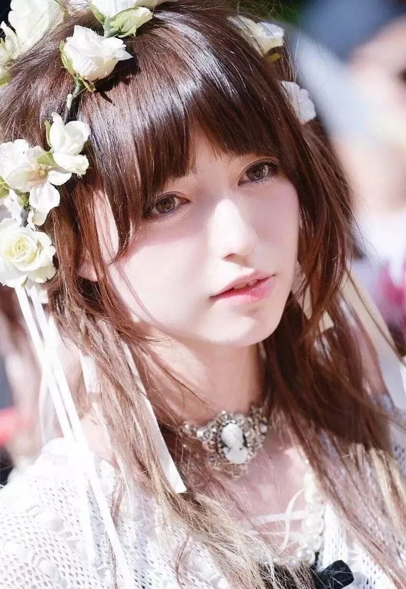 日本爆红的洛丽塔美少女，真人版混血芭比，靠漫画眼成新晋宅男女神！