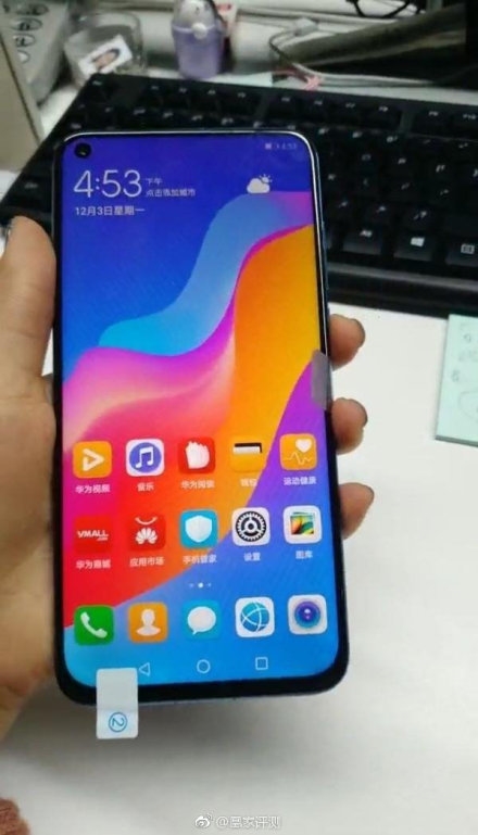 华为nova 4真机首曝：左上角挖孔 渐变色机身
