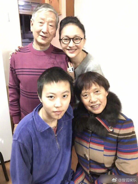 窦靖童周迅一起拍照，网友：一个发型师做的头发！