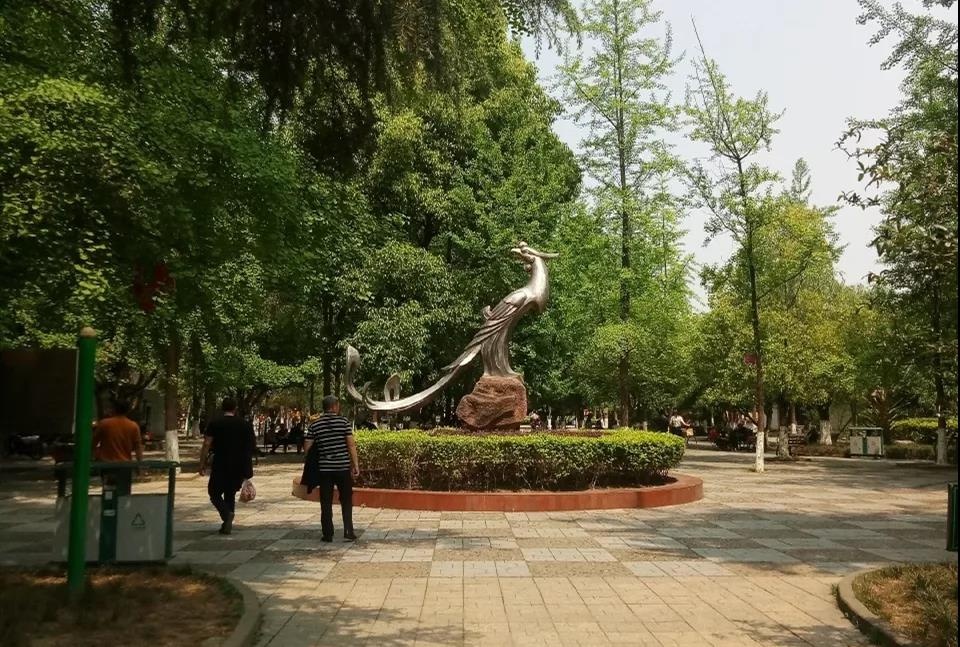 公园山为什么会叫公园山呢,因为它在 凤鸣公园里面,一直就这么被
