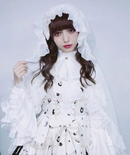 日本爆红的洛丽塔美少女，真人版混血芭比，靠漫画眼成新晋宅男女神！