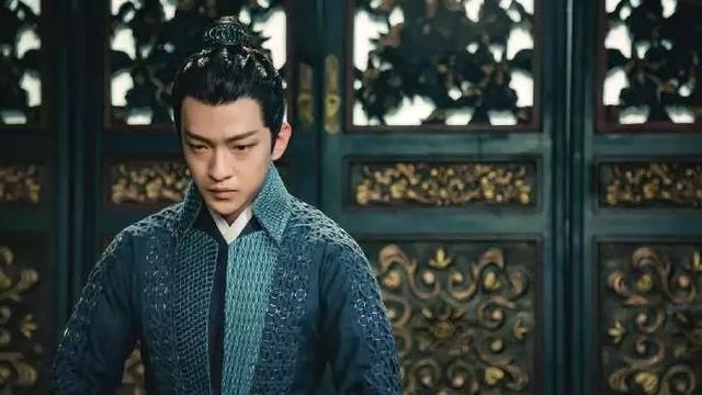 男星走红毯被吐槽不耐烦，获奖后表现轻浮，是高冷还是没礼貌？