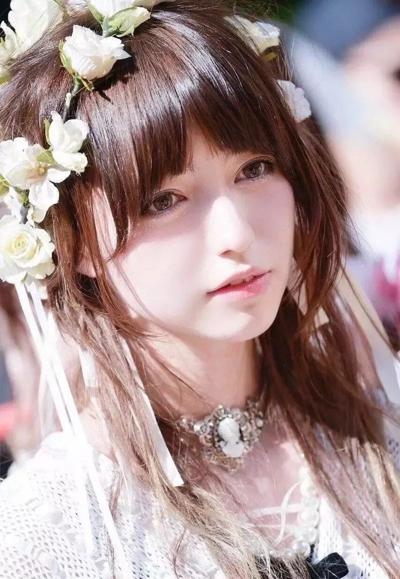 日本爆红的洛丽塔美少女，真人版混血芭比，靠漫画眼成新晋宅男女神！