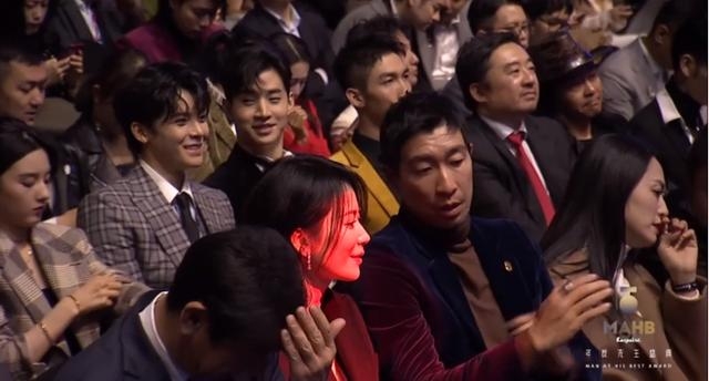 时尚先生盛典明星直播图来了！赵薇黑眼圈吓人，杨幂满脸倦容！