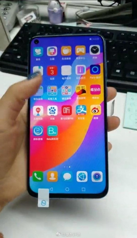 华为nova 4真机首曝：左上角挖孔 渐变色机身
