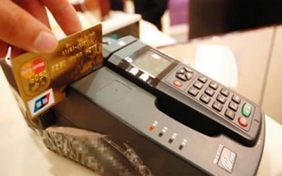 但如果你的信用卡连续几个月都是还最低还款额,那么给银行的信号就是