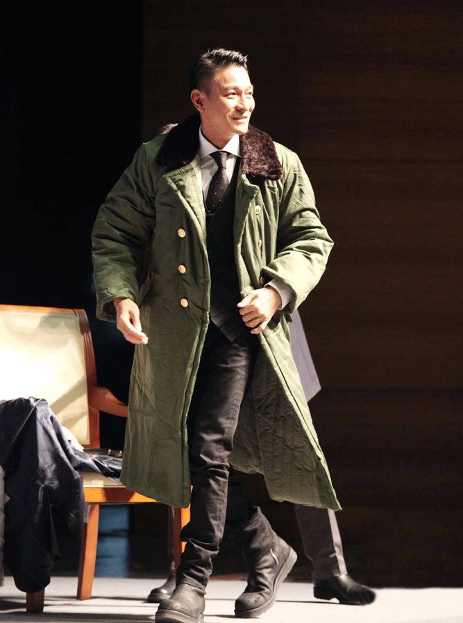 易烊千玺jackson工作室【凭什么 | 何穗,刘德华,易烊千玺可以把军大衣