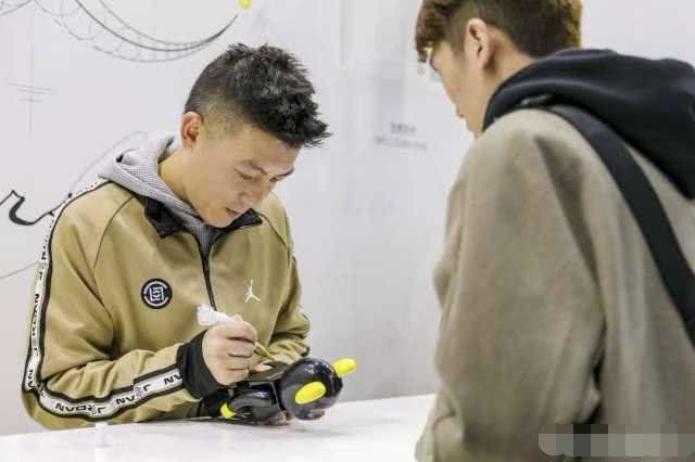 陈冠希无故卷入网红割腕风波，与秦舒培牵手露面力证情不变