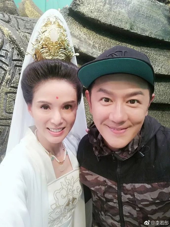 她疯了，正爆红却为爱退圈还被分手了，无脑恋爱