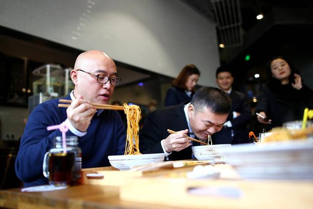 明星开餐厅相继倒闭，黄磊一盘毛肚敢卖198元，韩寒因欠薪成被告