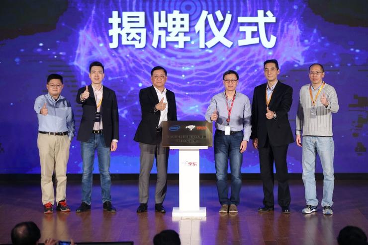 京东举办首届大数据峰会，智能零售大数据“操作系统”全面亮相