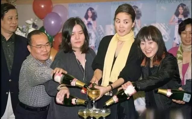 扯白||王菲的30年不变三人组，女人之间最牢固的友谊不就是一起干活一起挣钱么