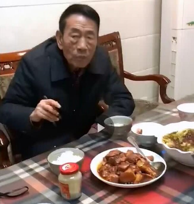 杨少华康复出院，与友人聚会大口吃肉，还不忘竖起大拇指称赞
