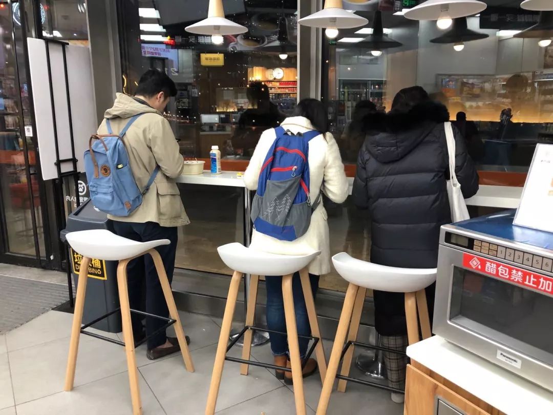 成年人最不设防的22个瞬间，都在便利店