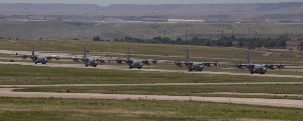 美空军30架C-130和10架C-17运输机举行大规模空运机动演习