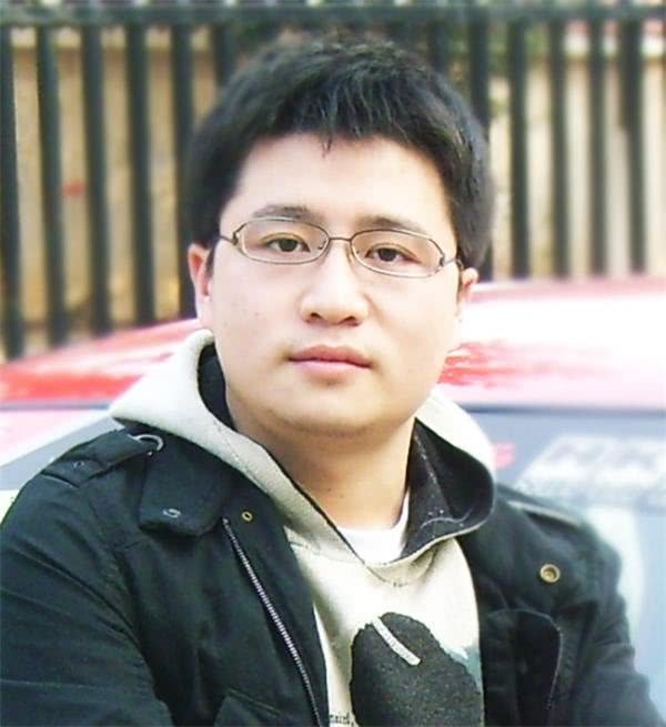 他是中国最低调的富二代，曾受威胁险遭绑架，父亲曾为中国首富