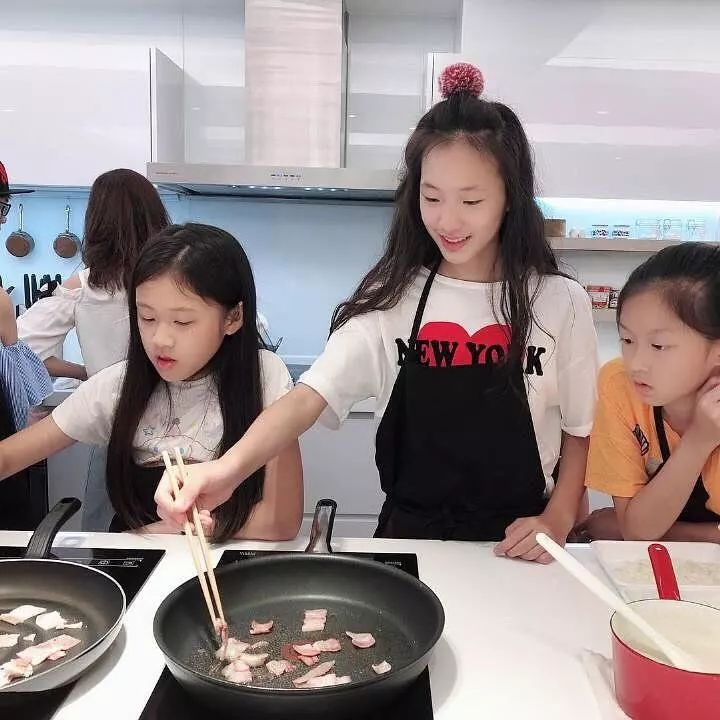 小S女儿新照靓过妈妈！这位明星因女儿被群嘲，想出国隐退