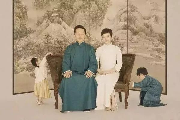 刚走红就变社会姐2.0，通稿自诩旗袍皇后，金星为其穿衣竟遭白眼？