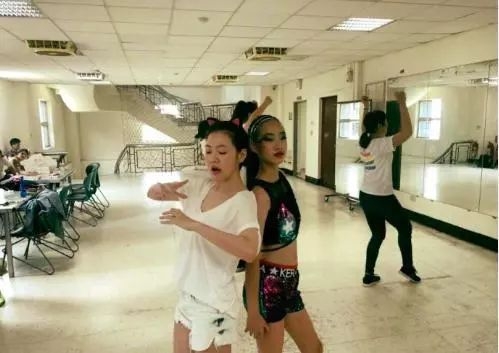 小S女儿新照靓过妈妈！这位明星因女儿被群嘲，想出国隐退