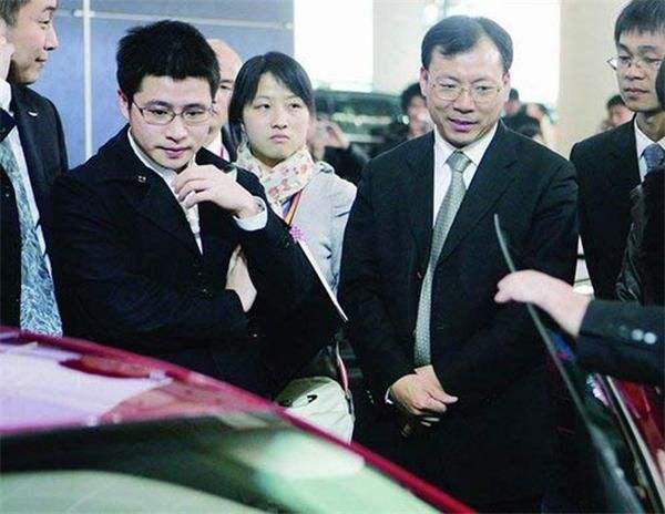 他是中国最低调的富二代，曾受威胁险遭绑架，父亲曾为中国首富