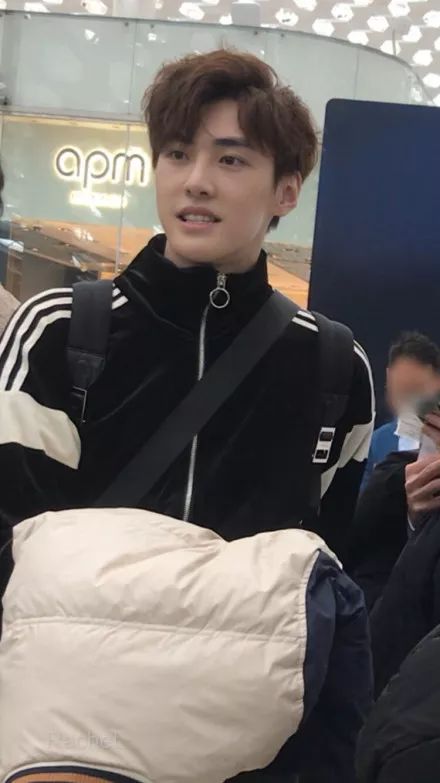 颜值吹上天的王思聪弟弟本尊竟然长这样？照骗拆穿现场一言难尽…