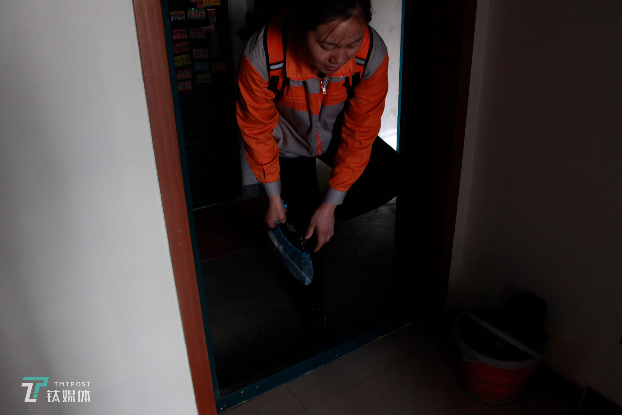 长租公寓保洁员：一年扫3600间屋子，每天弯腰200次，最怕差评 | 钛媒体影像《在线》
