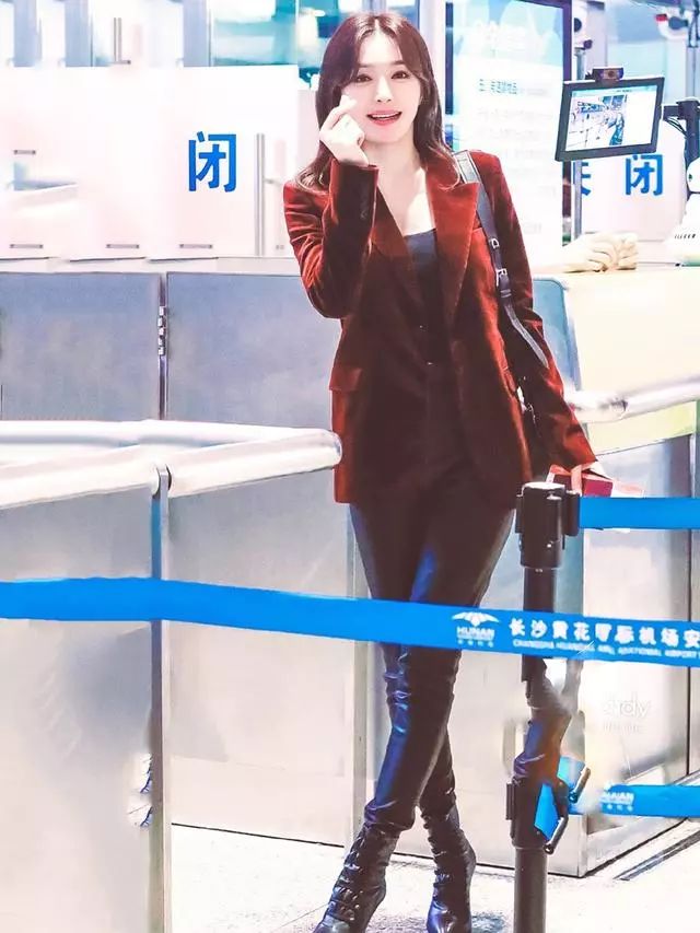秦岚才是"皮裤精",37岁潮回小姑娘!
