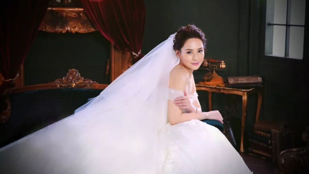 马上就要结婚！现在她连买个包都要看老公脸色，太卑微了