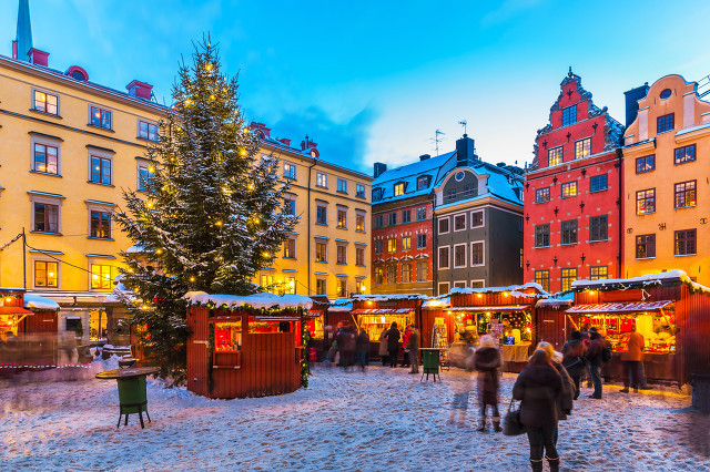 中心主要广场的stortorget julmarknad是这里最著名的传统圣诞市场,其