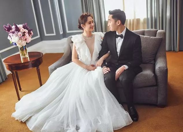 马上就要结婚！现在她连买个包都要看老公脸色，太卑微了