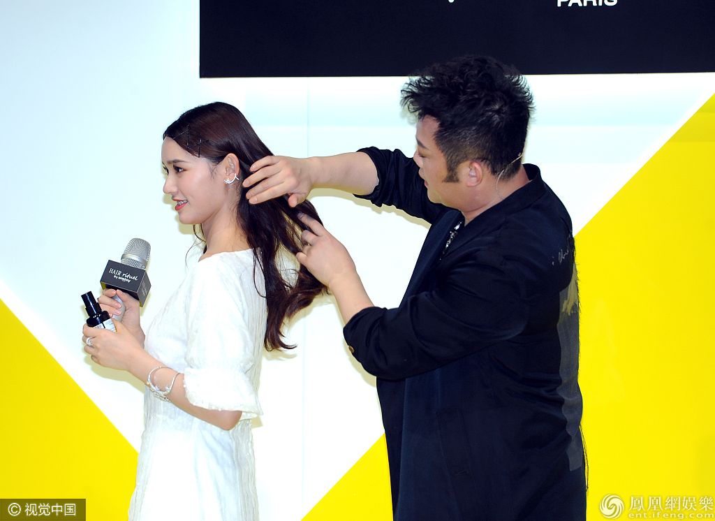 林允白裙清纯亮相脸型无变化 回眸甩发气质撩人笑容甜美