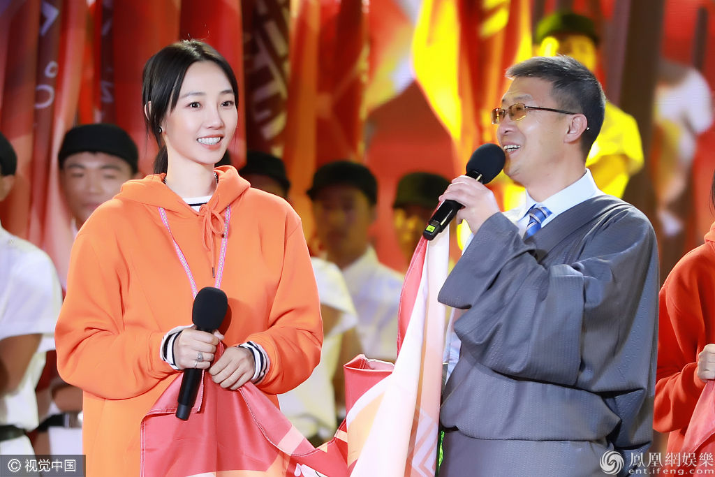 脱贫攻坚战星光行动启动仪式 白百何清新亮相与众星合影