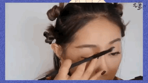 秀智泫雅挑战20年前王菲的蒸汽波妆容,长得好看也不能为所欲为?